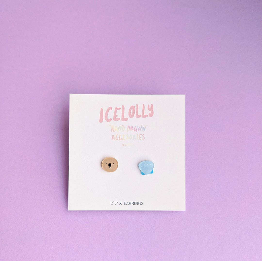 Sea otter x seashell hand-painted plastic earrings - 耳环/耳夹 - 塑料 卡其色