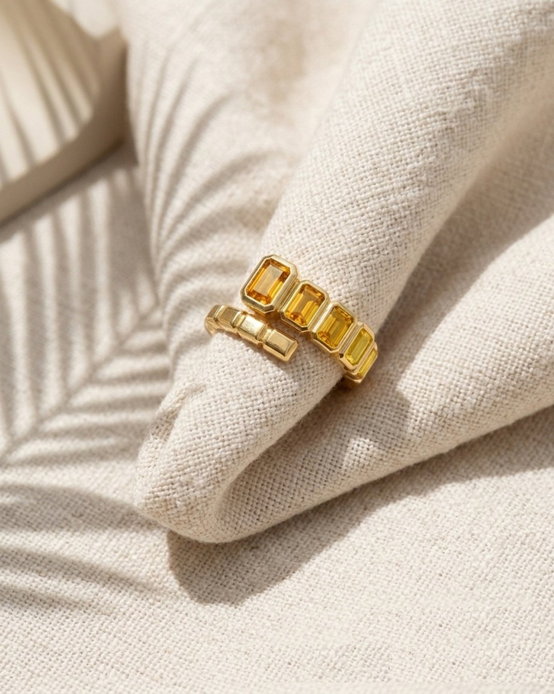 这款黄宝石（Yellow Sapphire）纯银戒指，采用 18K 真金戒托，展现极简而精致的风格。 - 戒指 - 宝石 咖啡色