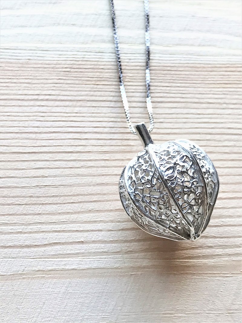 手作银饰-纯银灯笼果吊坠 - 项链 - 纯银 银色