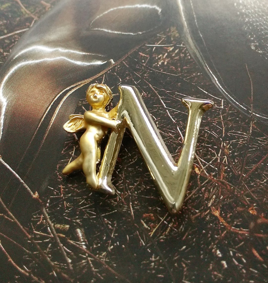 立体 小天使 字母 N 小巧 别针。西洋古董饰品 - 徽章/别针 - 其他金属 金色