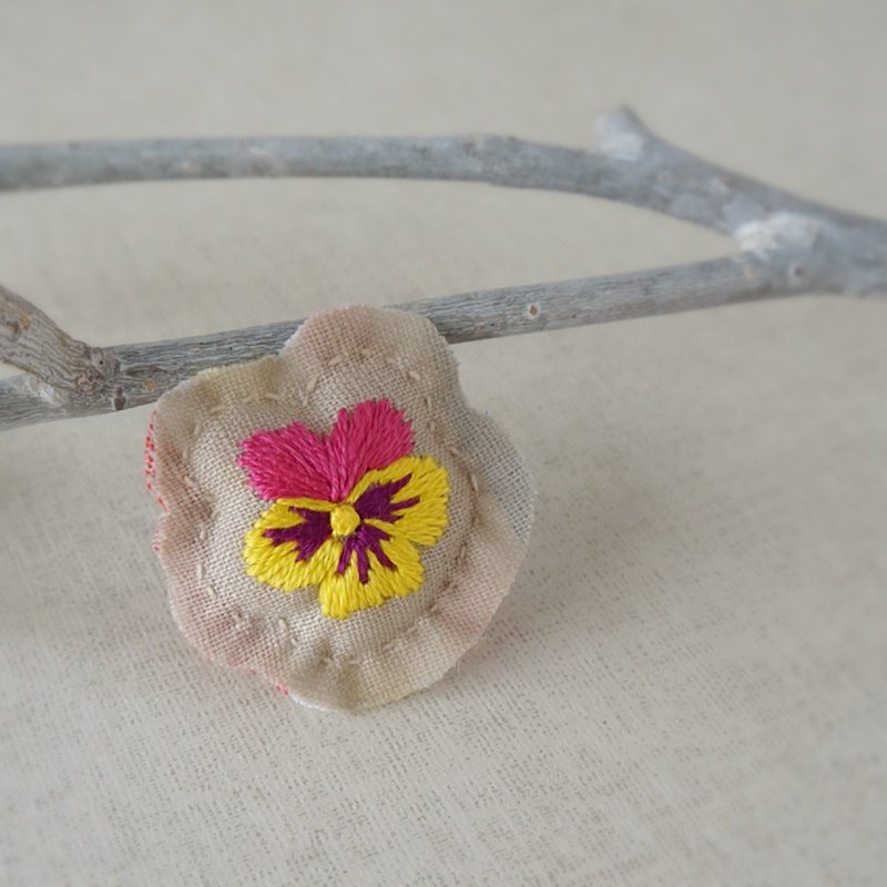 手刺繍ブローチ ビオライエロー(受注制作) - 胸针 - 绣线 黄色