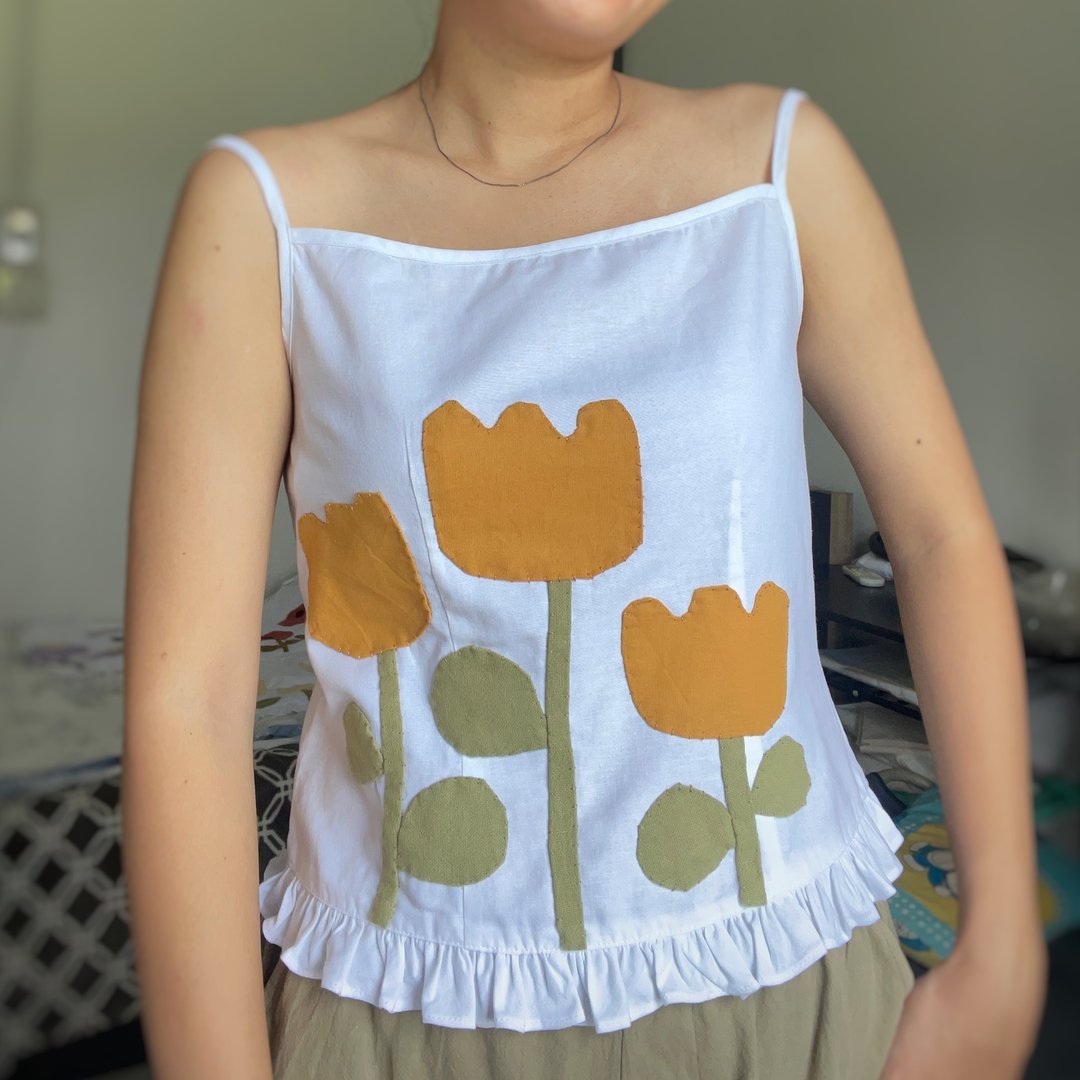 棉质细肩带上衣，拼贴黄色花卉图案 - 女装上衣 - 棉．麻 黄色