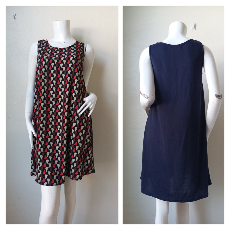 无袖连身裙，正面为光滑布料，背面为海军蓝，弹性布料，尺寸 M，胸围 34 英寸。 - 洋装/连衣裙 - 聚酯纤维 