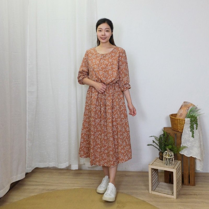 Hana Mokuba 绑带收腰圆领宽松碎花洋装 - 洋装/连衣裙 - 其他材质 
