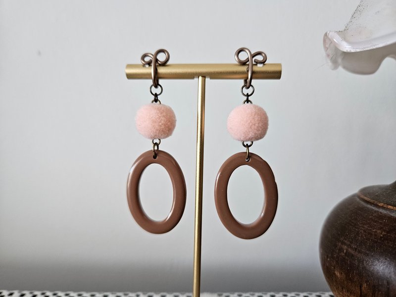 【毛球圆圈】粉红毛球~无痛耳夹、夹式耳环、耳钩 - 耳环/耳夹 - 其他材质 粉红色