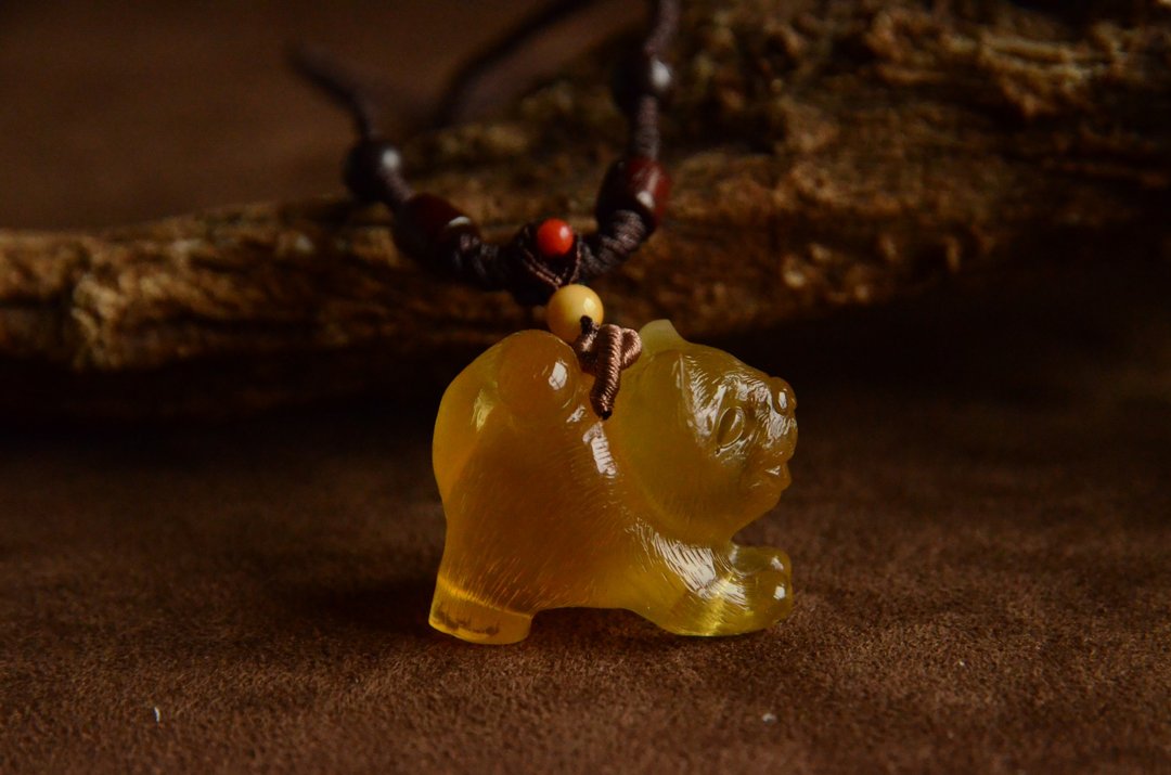 【吉望】天然琥珀金绞蜜生肖狗精雕项链 - 项链 - 宝石 