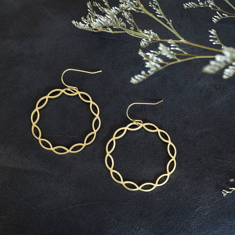Round abstract earrings (Brass Handmade) - 耳环/耳夹 - 铜/黄铜 金色