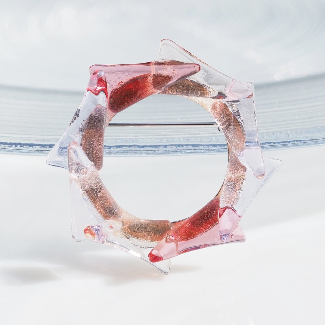 Glass crown (crown [Sakura]) Brooch [Made to order] - 胸针 - 玻璃 粉红色