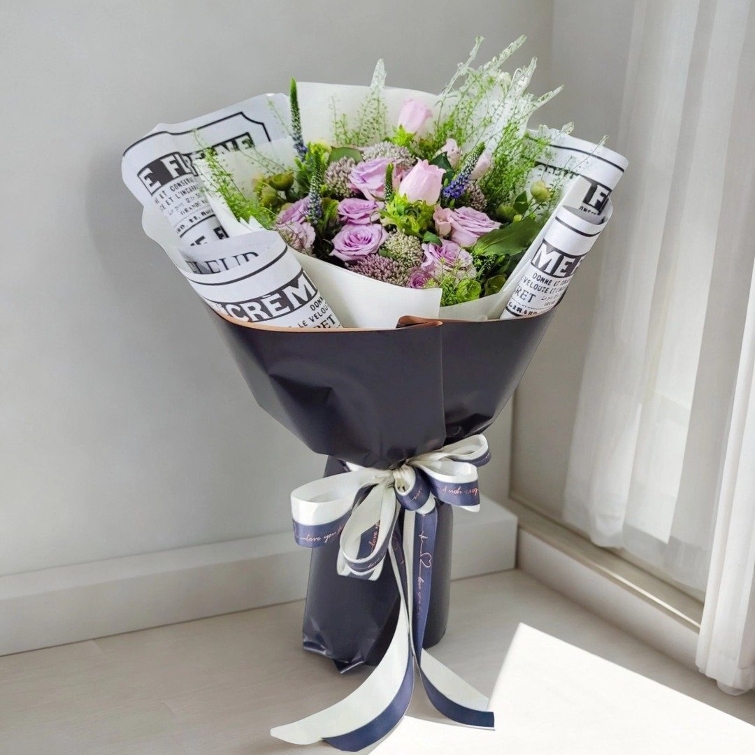 鲜花花束 (紫玫瑰、冲花、BB草、老鼠尾、风铃花、银叶菊及衬花) - 植栽/盆栽 - 植物．花 