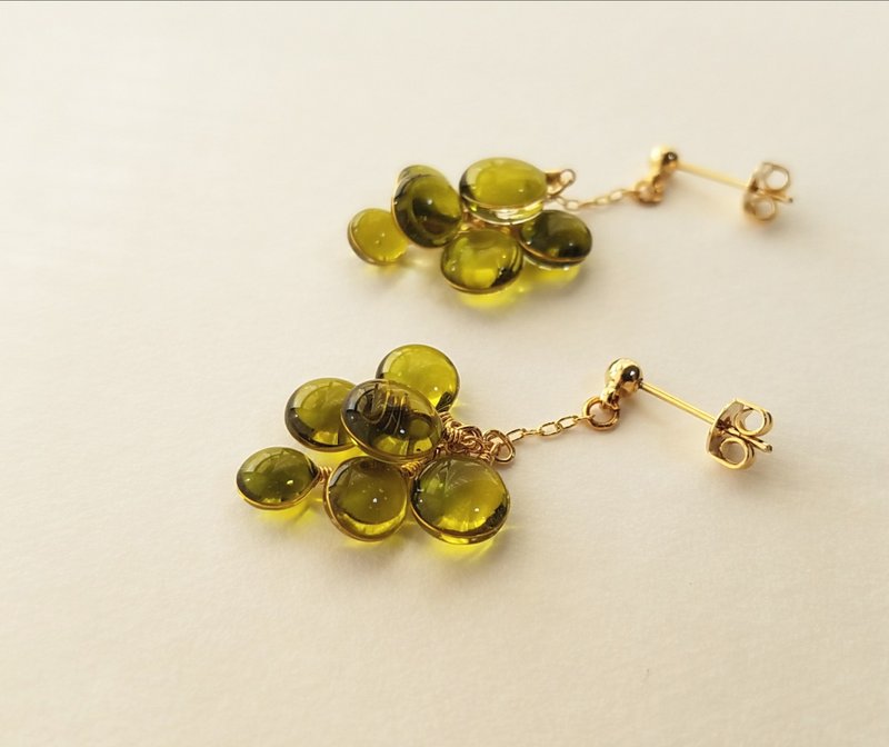 cluster of colours pierced or clip-on earring olive green - 耳环/耳夹 - 树脂 绿色