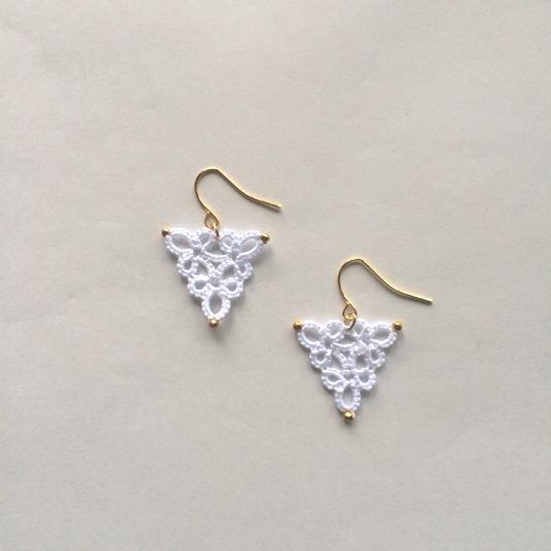 [Resale] Triangle / white - 耳环/耳夹 - 其他金属 