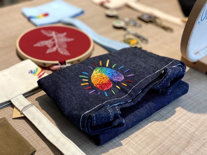 彩虹爱心 刺绣牛仔布提袋 - 手提包/手提袋 - 棉．麻 多色