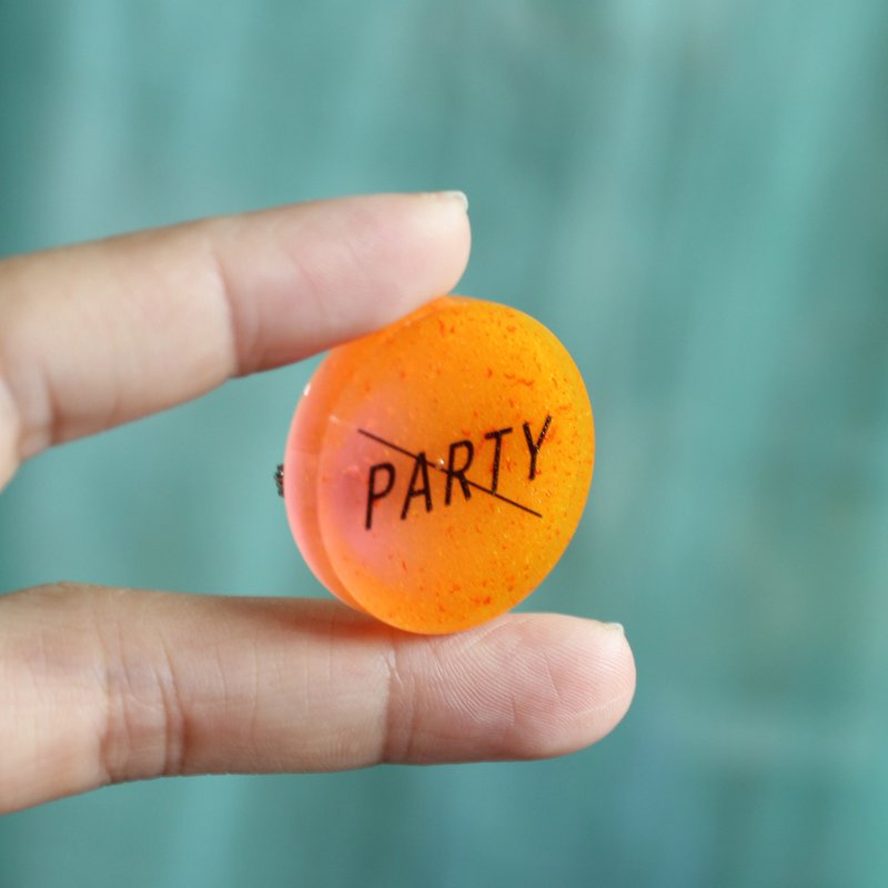 树脂别针 / 亮橘 / PARTY - 徽章/别针 - 树脂 橘色