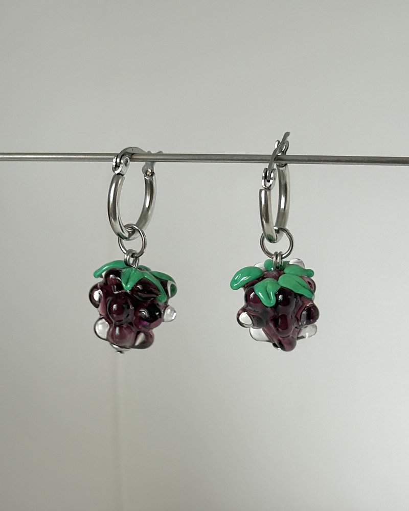 覆盆子耳环 手工制作意大利穆拉诺玻璃莓果吊饰不锈钢圈形耳环 - 耳环/耳夹 - 玻璃 紫色