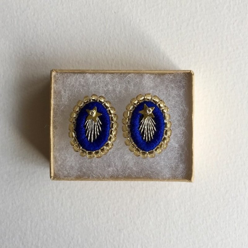 Oval earrings or earrings (shooting star) - 耳环/耳夹 - 绣线 蓝色