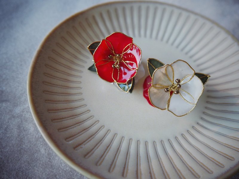 椿花 双色不对称花朵树脂耳环 - 耳环/耳夹 - 树脂 红色