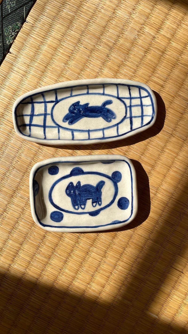 【物喜工作室】白磁土手绘-蓝猫猫方/长碟 - 浅碟/小碟子 - 陶 蓝色