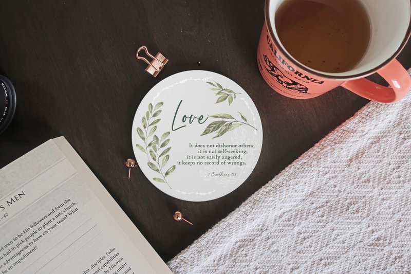 爱的真谛经文杯垫 | 哥林多前书十三章5节 | 水彩叶子基督徒礼物 - 杯垫 - 陶 粉红色