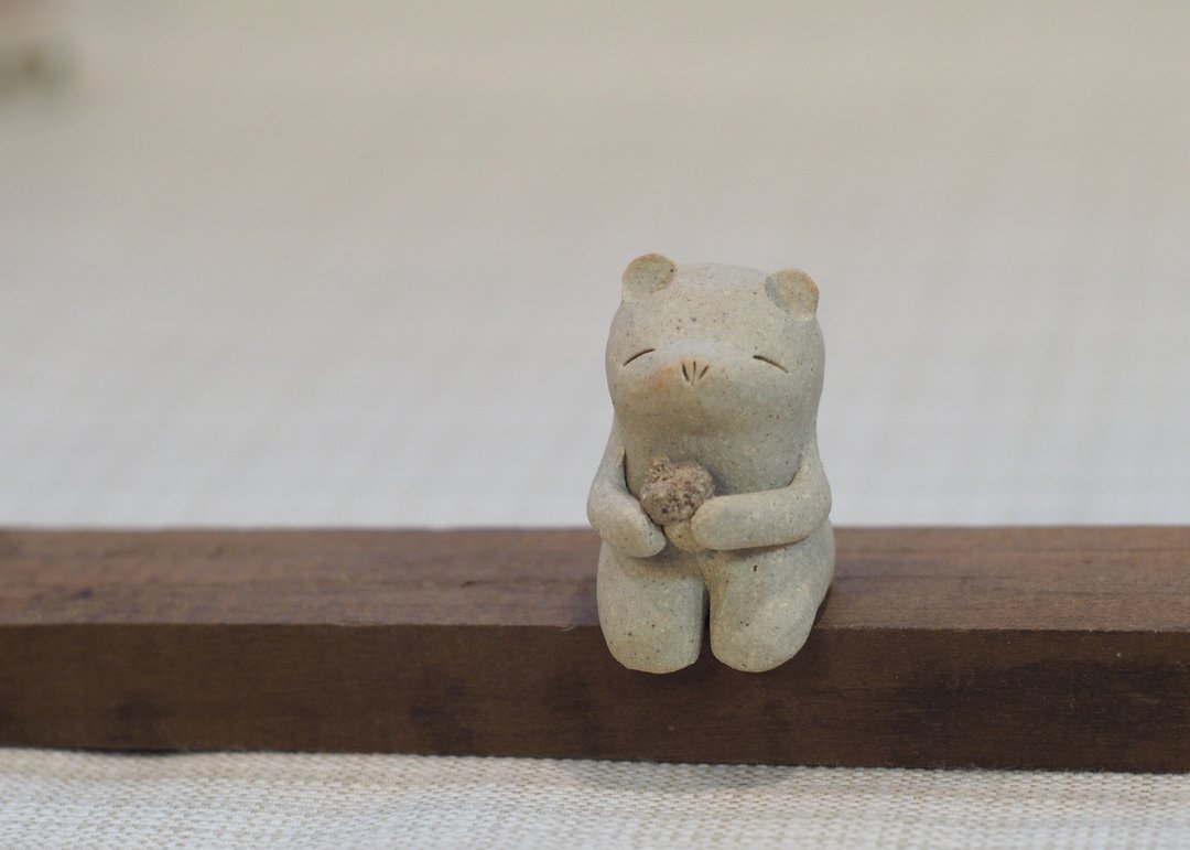 Bear Ceramics holding Acorn By gapN studio - 摆饰 - 陶 咖啡色