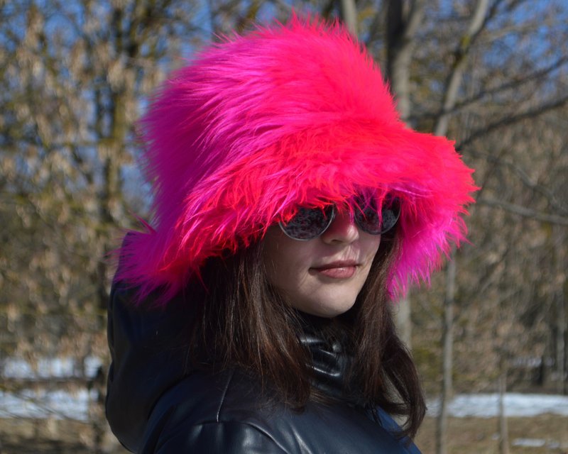 Faux fur bucket hat. Neon pink hat. Fuchsia fluffy hat. Bright shaggy hat. - 帽子 - 其他材质 粉红色