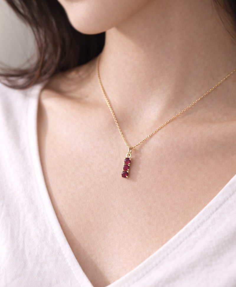 极简设计的红宝石坠饰，点缀着 3 颗天然红宝石（红粉色泽），此为坠饰单品贩售。 - 项链 - 宝石 咖啡色