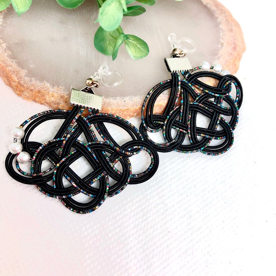 [Japanese tradition] mizuhiki Mizuhiki that connects the black edges with a strong presence - 耳环/耳夹 - 纸 黑色