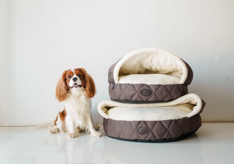 Indoor Dog house Brown with white faux fur Middle size 65 cm - 床垫/笼子 - 棉．麻 咖啡色