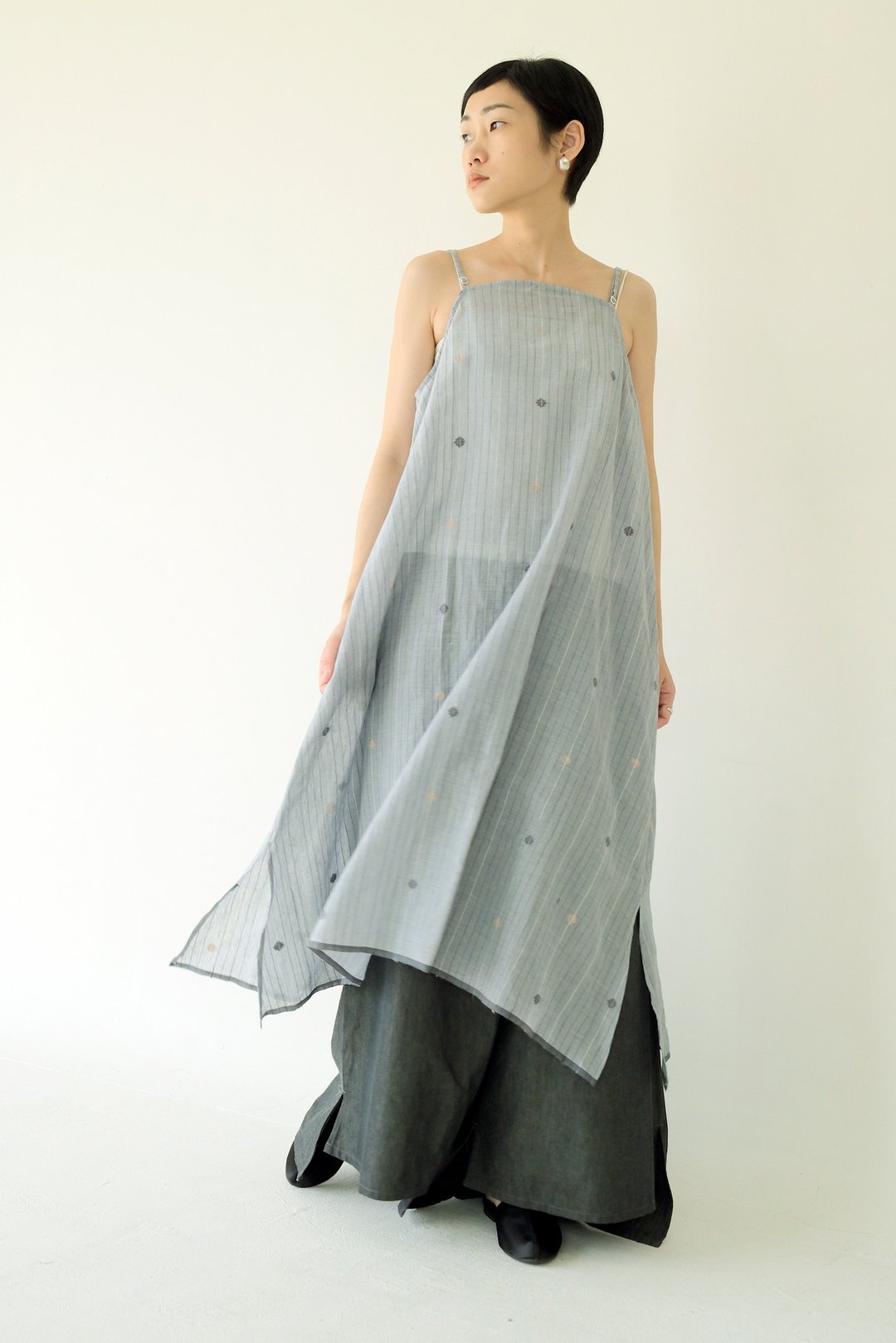 川 衣 WEAR BEING  细肩衬裙洋装  印度手织布 灰X细条纹 - 洋装/连衣裙 - 棉 灰色