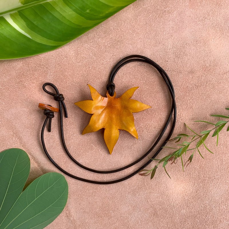 Nature inspire Maple pendent /  Leather jewelry - 项链 - 真皮 多色