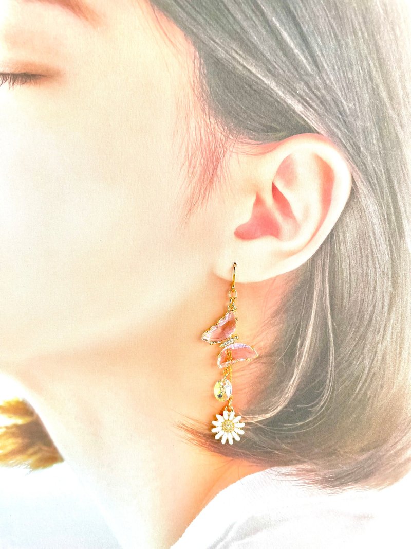 蝴蝶和花朵闪闪发光的耳环 耳环 粉色雏菊 水晶漂亮 - 耳环/耳夹 - 玻璃 粉红色