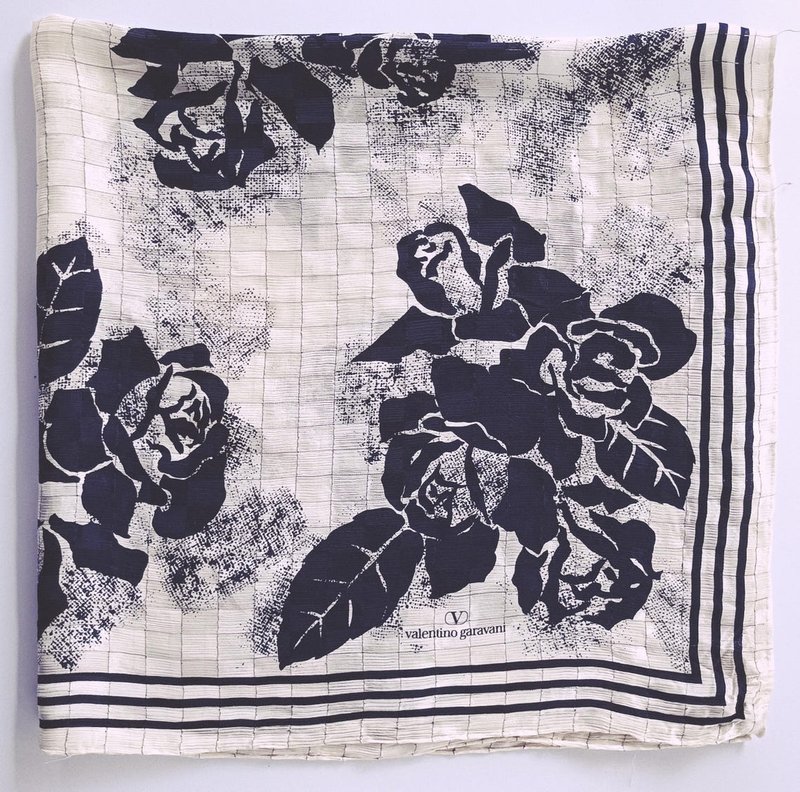 Valentino Garavani 玫瑰丝巾，34 x 34 英寸，米色底黑色玫瑰 - 丝巾 - 丝．绢 黑色