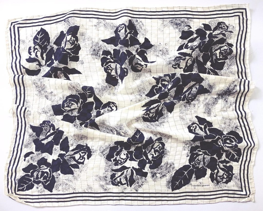 Valentino Garavani 玫瑰丝巾，34 x 34 英寸，米色底黑色玫瑰 - 丝巾 - 丝．绢 黑色