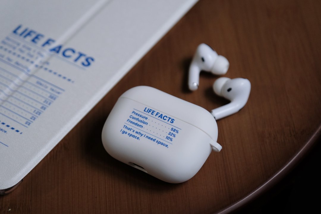 奶油白色 LIFE FACTS成份表 AIRPODS CASE 防摔保护套 - 耳机 - 塑料 白色