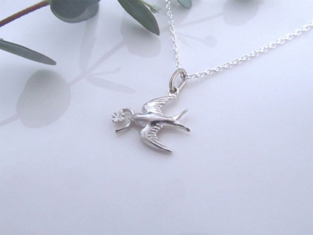 Four-leaf clover and swallow pendant carrying happiness - 项链 - 纯银 
