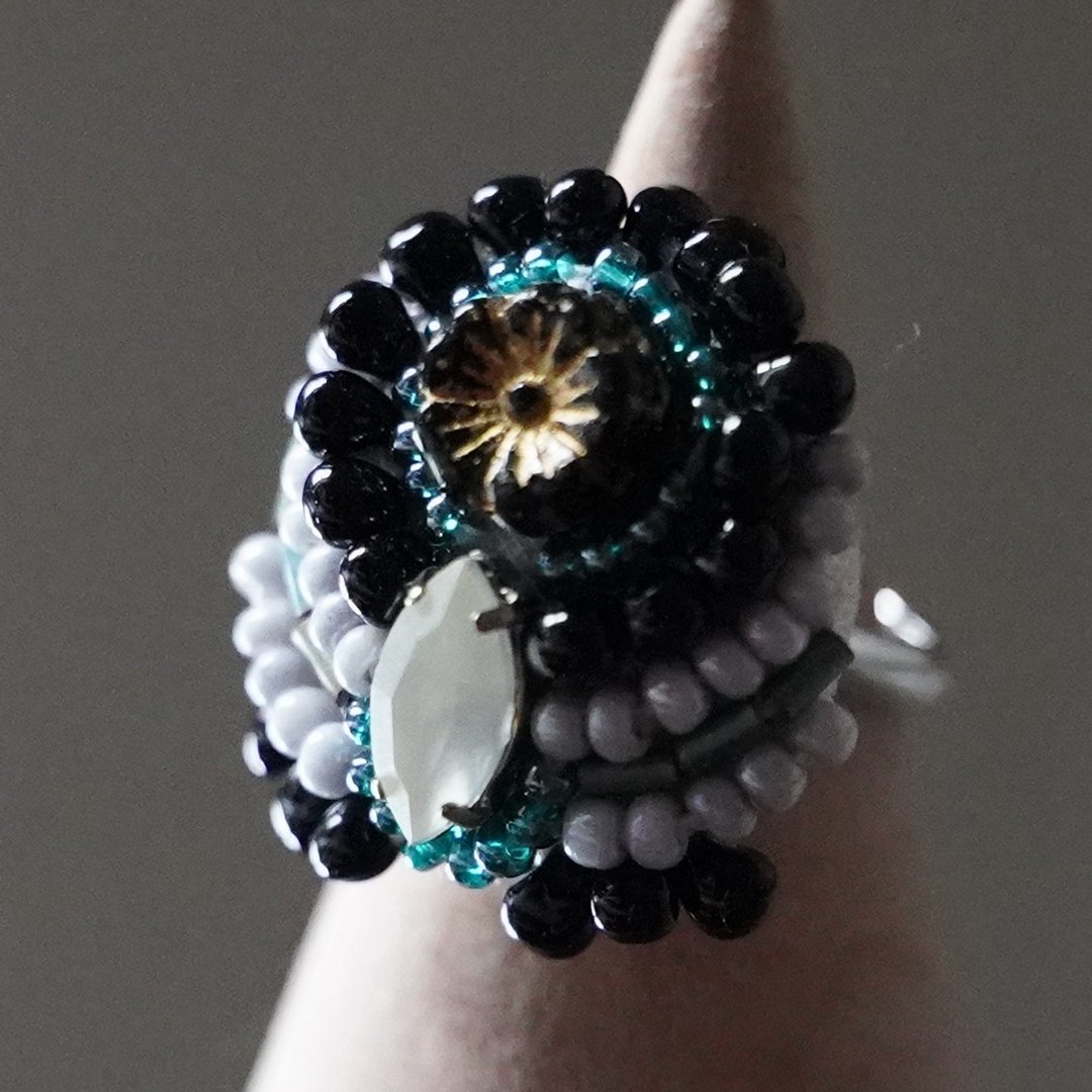 Talkative Ring 88 Free Size Bead Embroidered Ring Flower Black Dark - 戒指 - 塑料 黑色