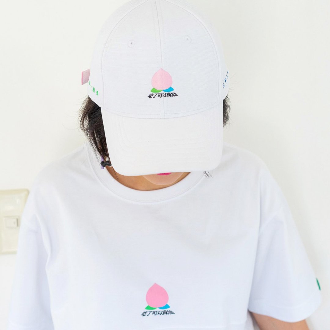仙桃刺繡棒球帽 經典可調節版 中性四季款 鴨舌帽遮陽帽 交換禮物 - 帽子 - 聚酯纤维 白色