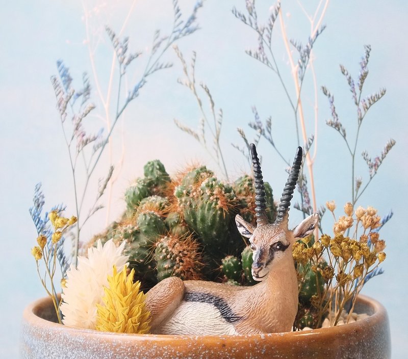 〈山脚晒太阳〉多肉植物 羊 陶瓷 盆栽  <Sunbathe in the foothills> Succulents potted - 植栽/盆栽 - 陶 卡其色