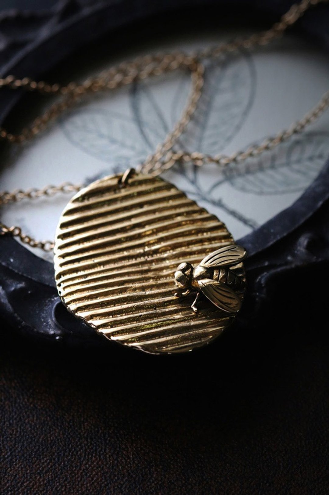 Fly on Potato Chip Charm Necklace. - 项链 - 其他金属 