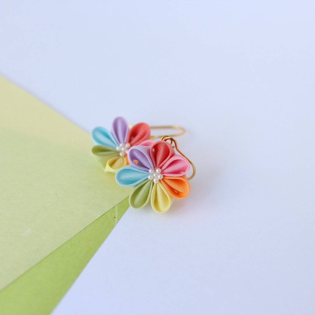 Earring pale rainbow - 耳环/耳夹 - 丝．绢 多色