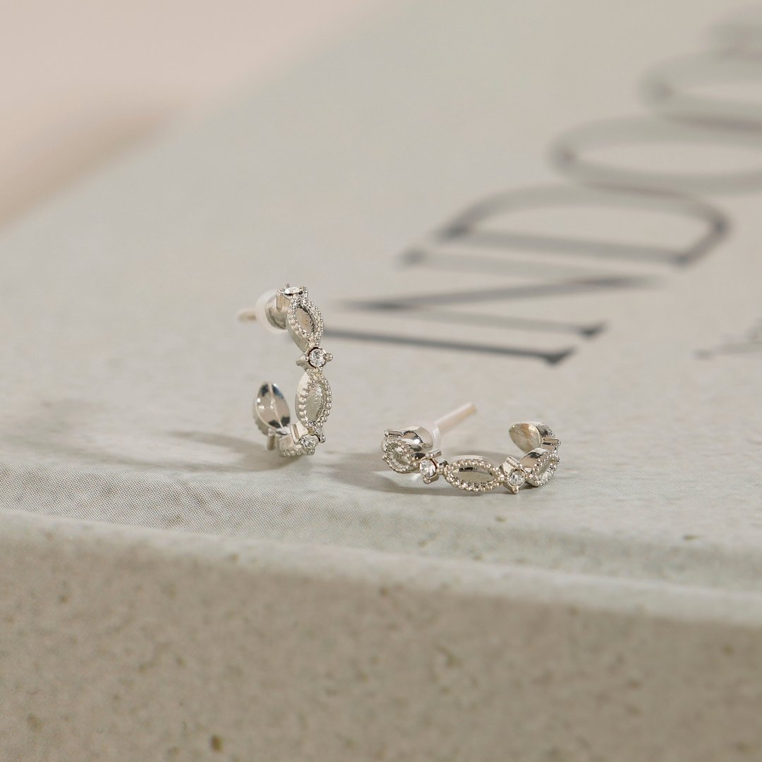 【最后一件】classical crescent pierced earring SV 无镍水晶饰针耳环 银色 - 耳环/耳夹 - 其他金属 银色
