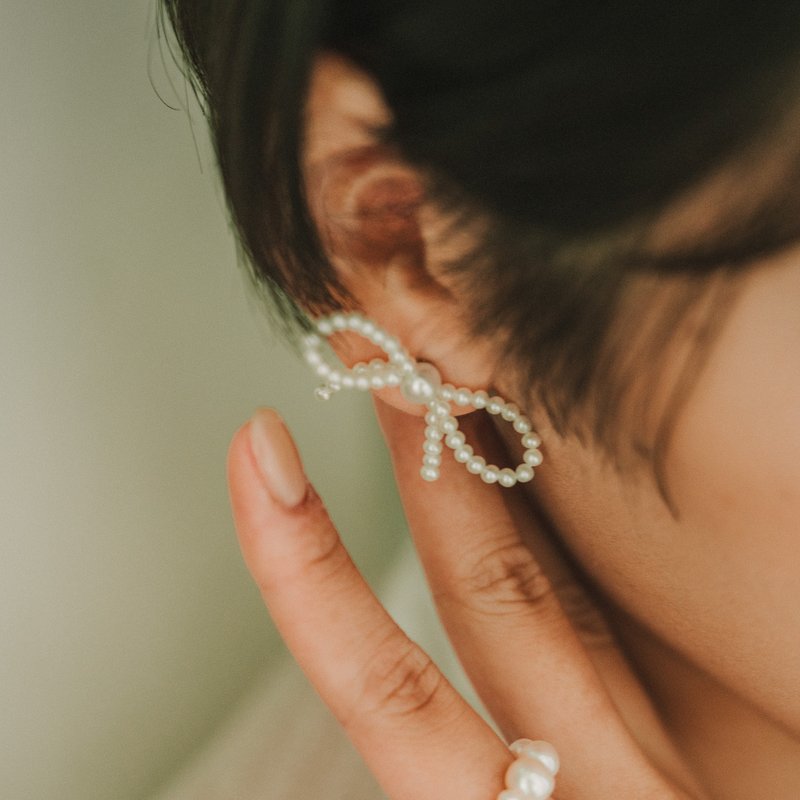 Amélie S._小蝴蝶结珍珠耳环 - 耳环/耳夹 - 珍珠 白色