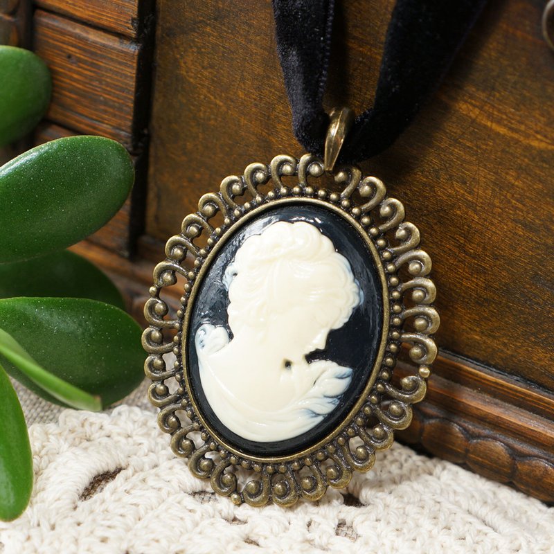 Ivory White on Black Lady Girl Cameo Black Velvet Ribbon Choker Necklace Jewelry - 颈链 - 其他材质 黑色