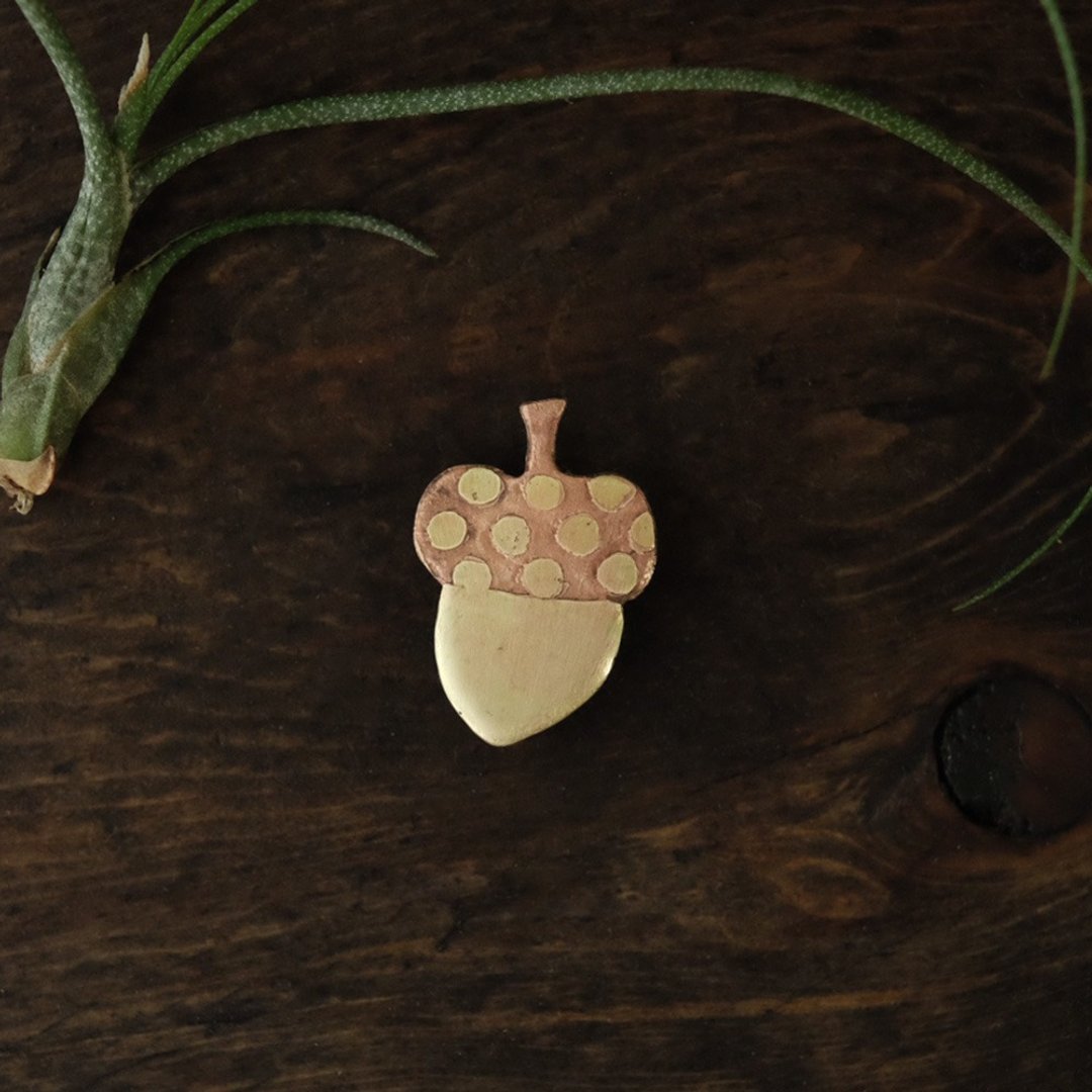 brass brooch acorn dot - 胸针 - 其他金属 金色