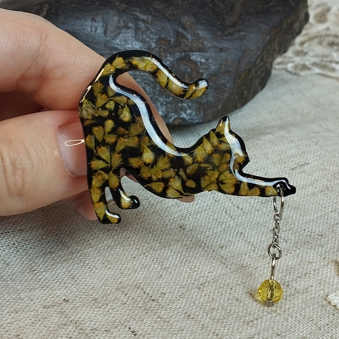 黑猫别针。黑猫胸针 饰有黄色花朵。手工制作的树脂胸针。 - 胸针 - 树脂 多色