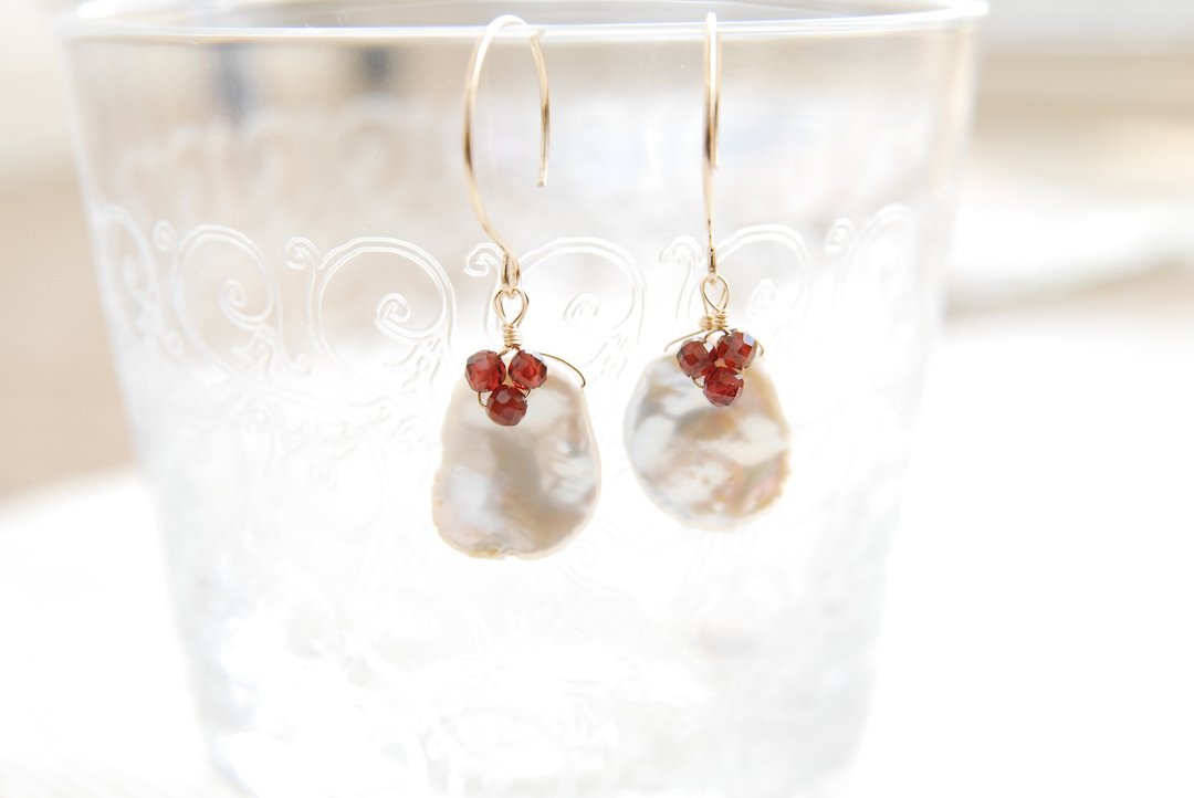 Petal Keshipearl and garnet red fruit earrings 14kgf - 耳环/耳夹 - 珍珠 红色