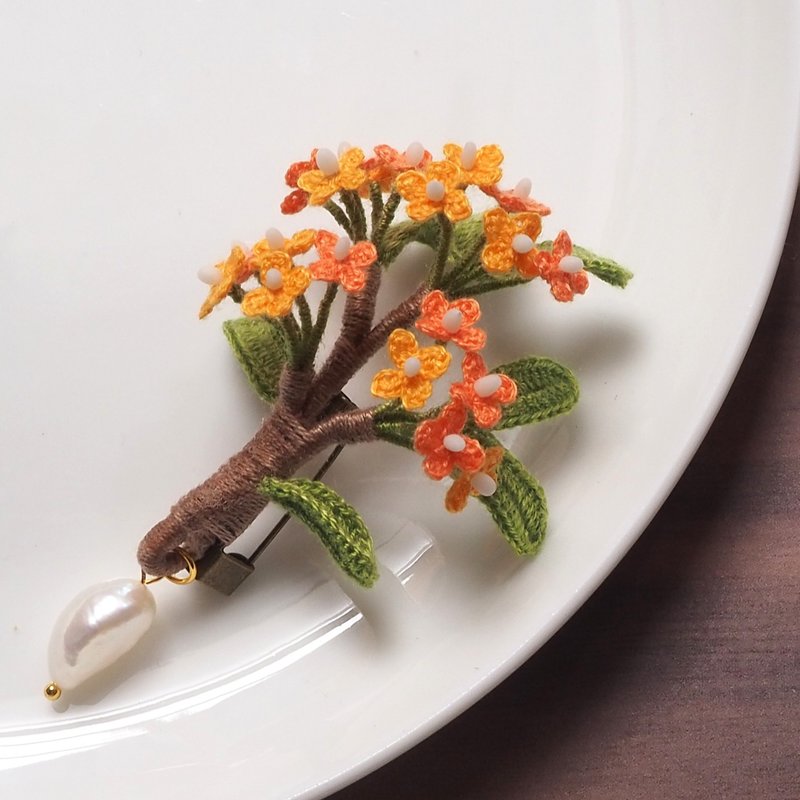 [Brooch] Lace-knit fragrant rhinoceros × freshwater pearl - 胸针 - 其他材质 橘色