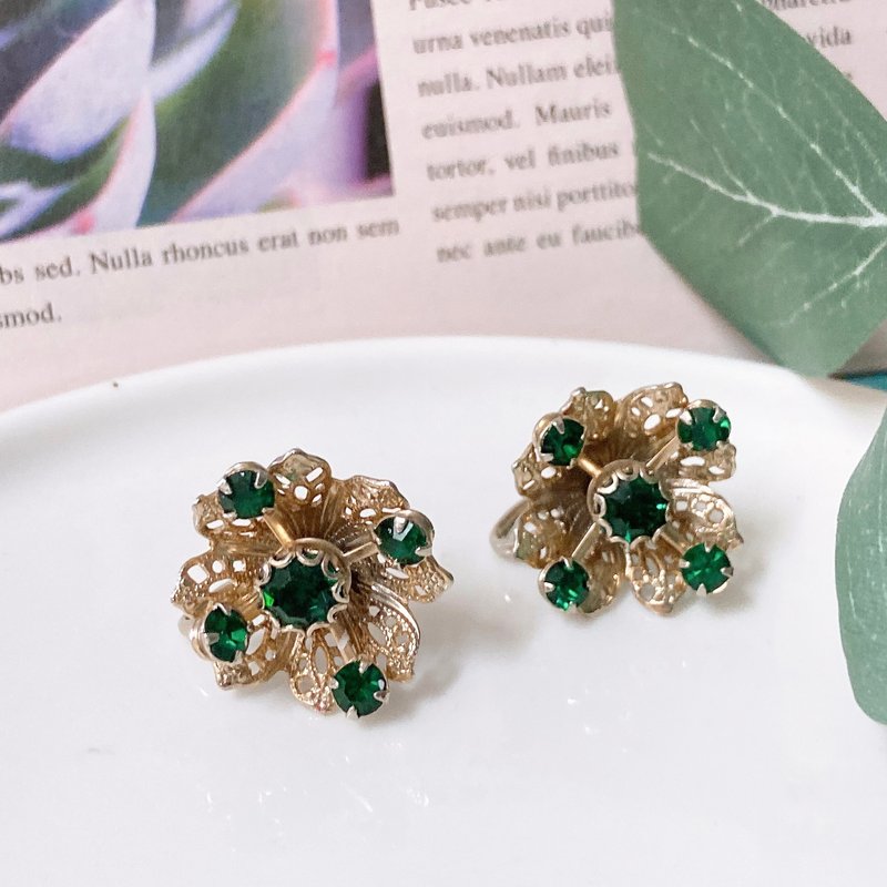 【西洋古董饰品】雕花金篓空掐丝纹理 亮墨绿莱茵钻耳环 耳夹 - 耳环/耳夹 - 贵金属 绿色