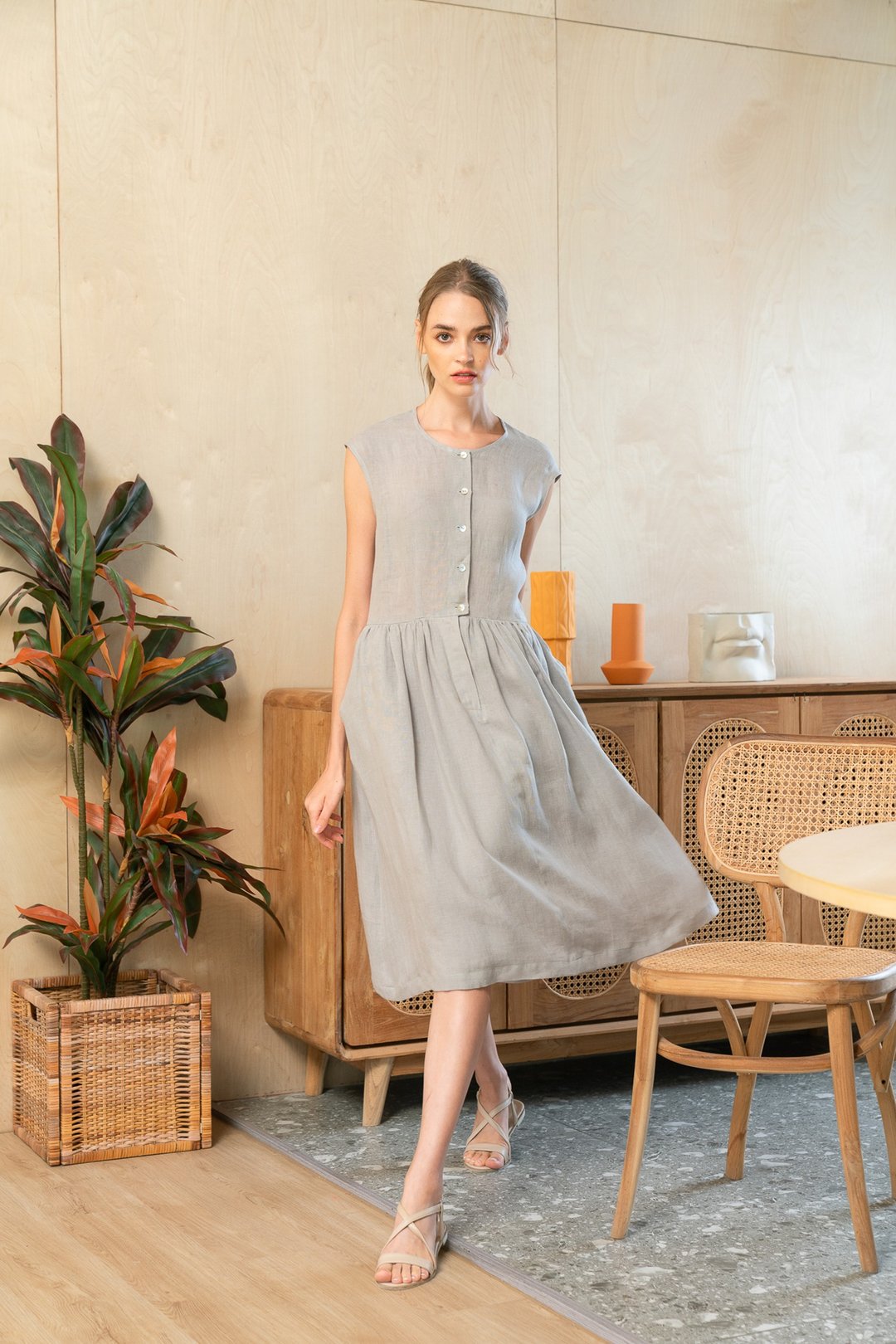 Linen Front Button Midi Dress with headband. Gathered waist and pearl buttons - 洋装/连衣裙 - 棉．麻 灰色