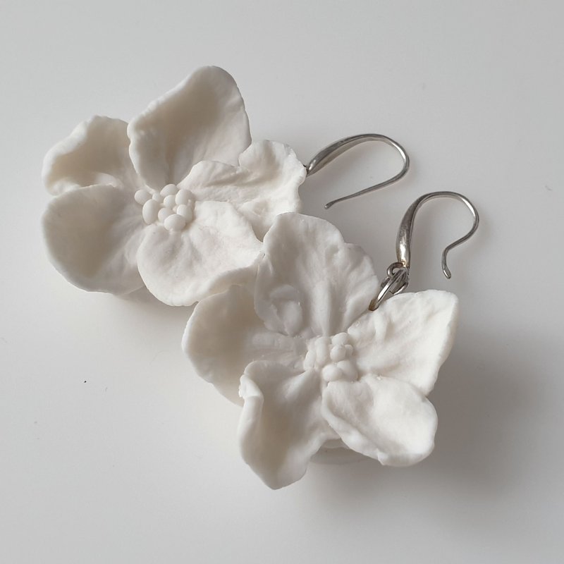 白色耳环  樱花耳环  悬挂耳环 粘土耳环 壮观的耳环 婚礼珠宝 - 耳环/耳夹 - 陶 白色