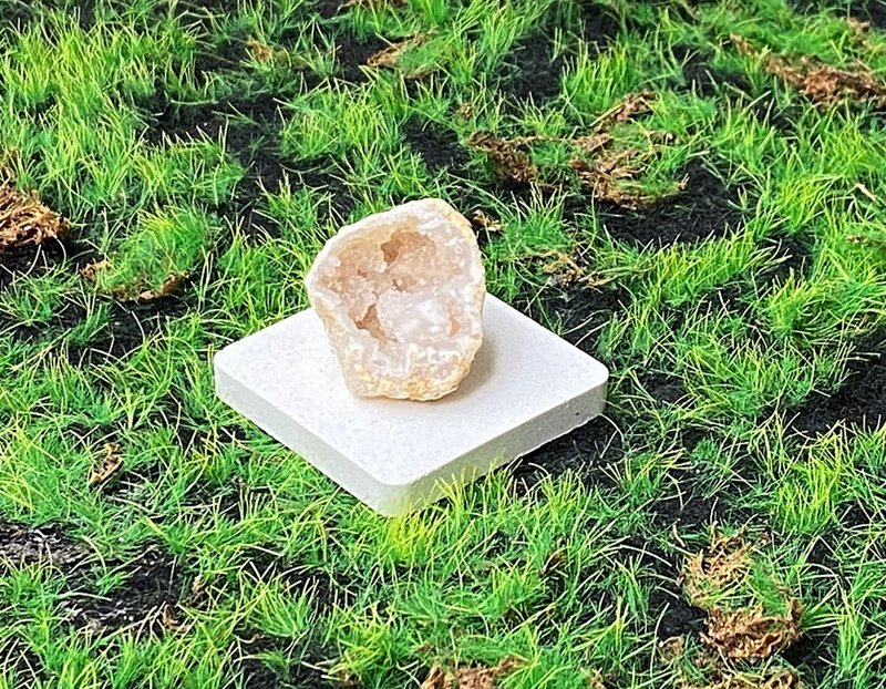 玛瑙白晶花球洞| 招财开运 净化磁场 | 快速出货 办公室风水摆件 - 摆饰 - 水晶 多色